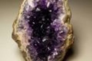 Камінь аметист - один з найцінніших видів кварцу.