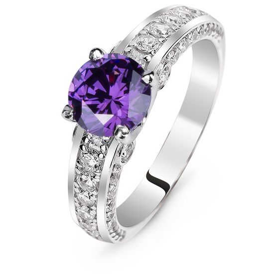 Серебряное кольцо с фиолетовым фианитом Европа, 3.81